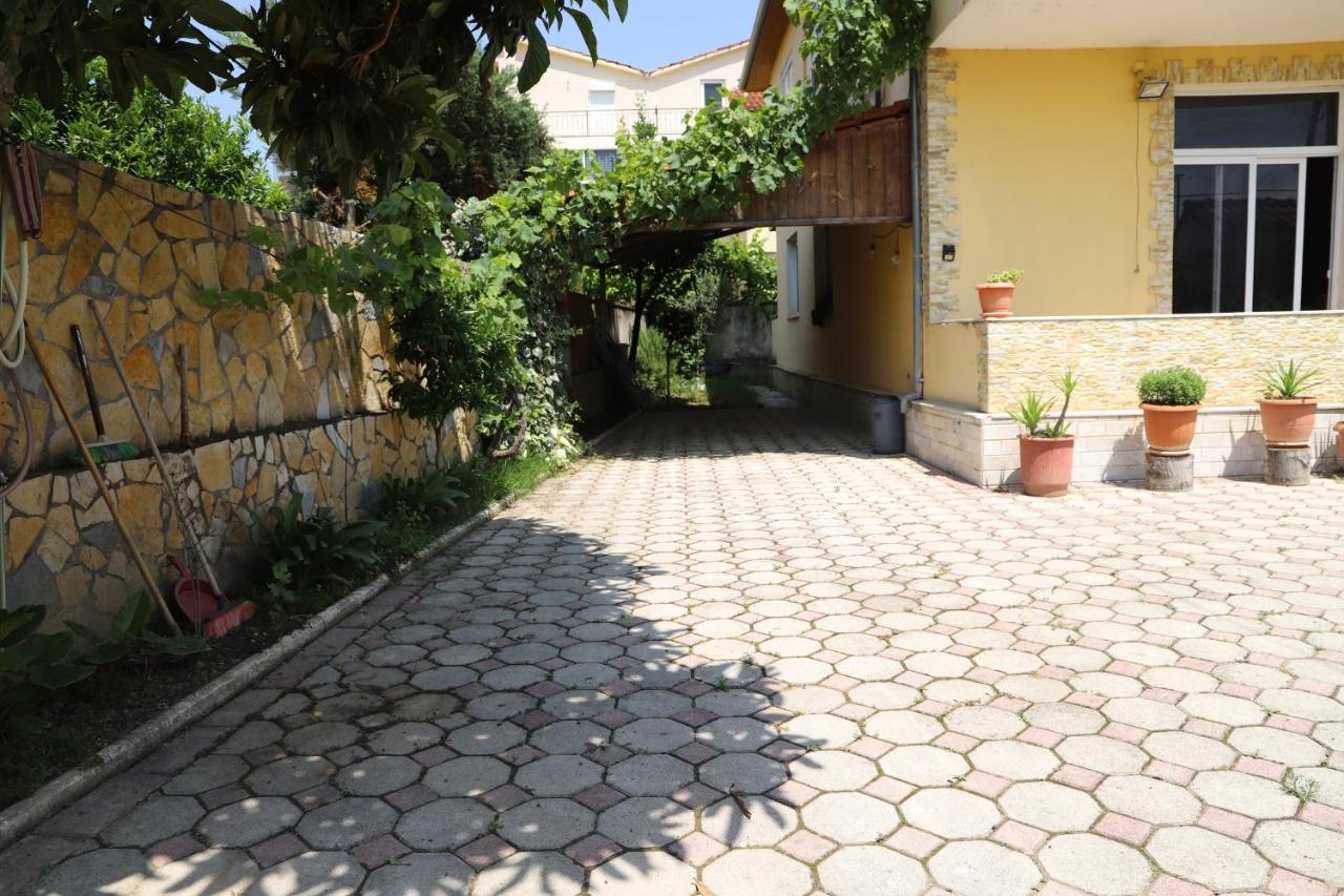 Raisa Guesthouse 12 Берат Экстерьер фото
