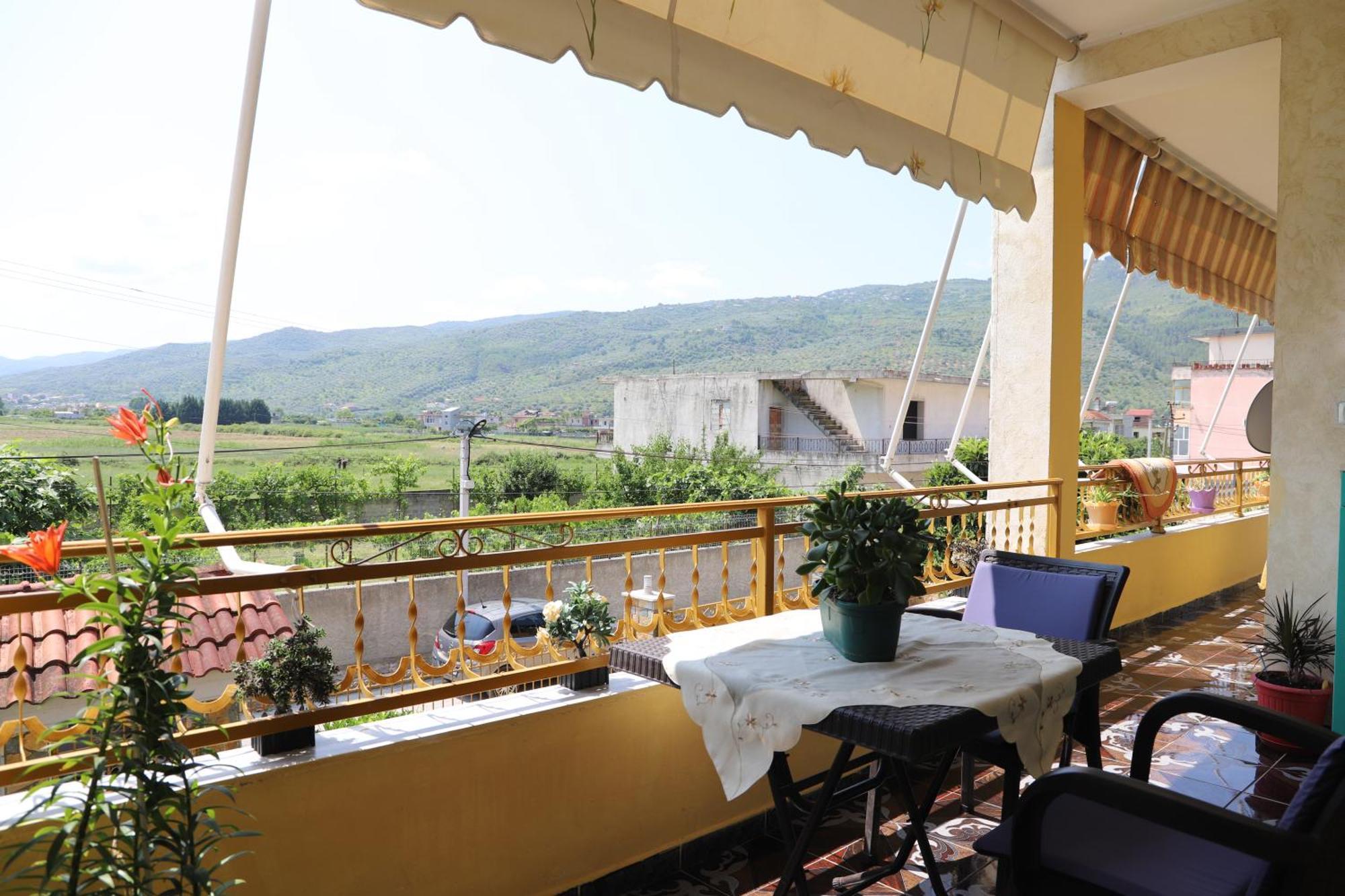 Raisa Guesthouse 12 Берат Экстерьер фото